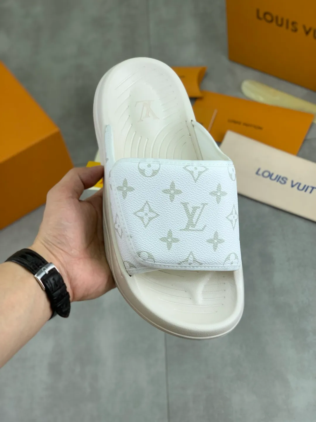 Men's shoes 💰P320💰【New style】🆘 Original quality 【LOUIS VUITTON】The popular Louis Vuitton LV men's slippers on the official website are on sale simultaneously! Original fabric imported from Italy. Original bottom provided by the original factory. Number of yards: 38-44 (customized to 45). Multiple colors to choose from. Fully packaged drawer box.